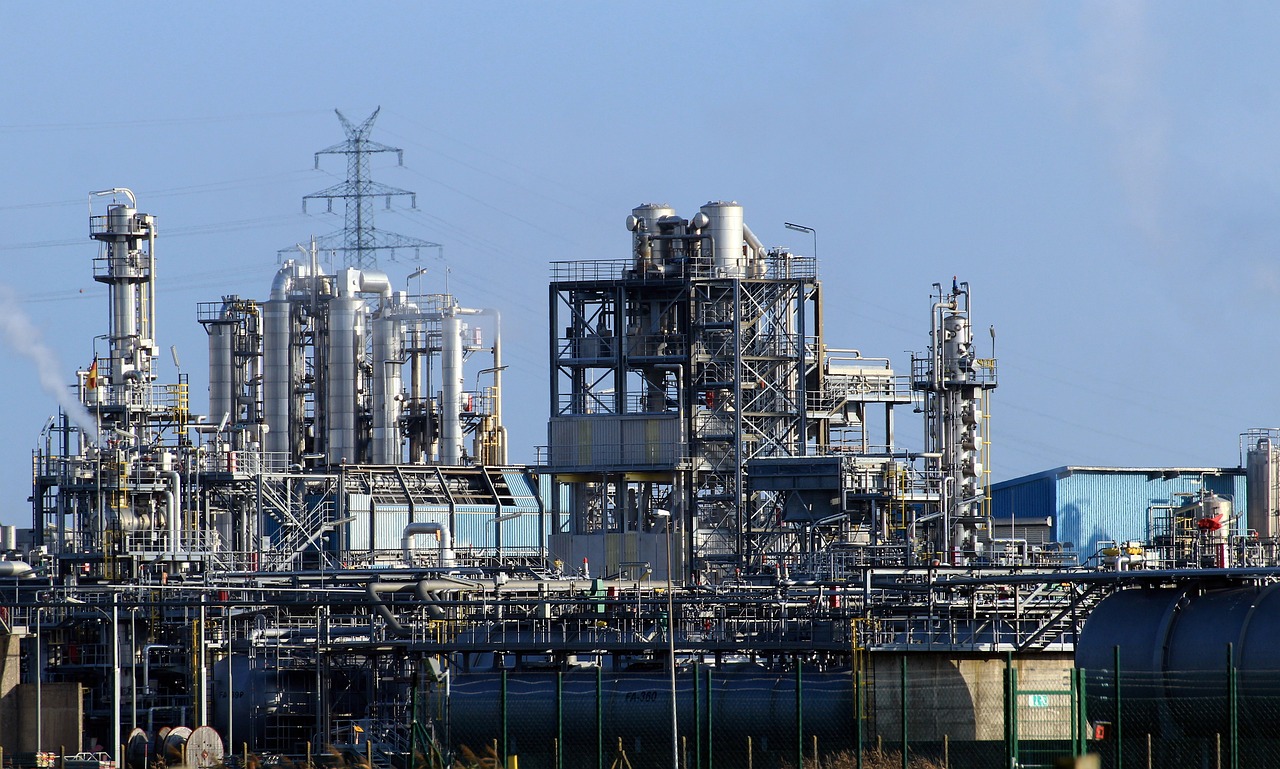 Navigating the Complexities of Refinery Decommissioning: The Critical Role of Mechanical Contractors