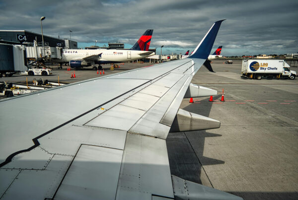 delta airlines jet atlanta airport